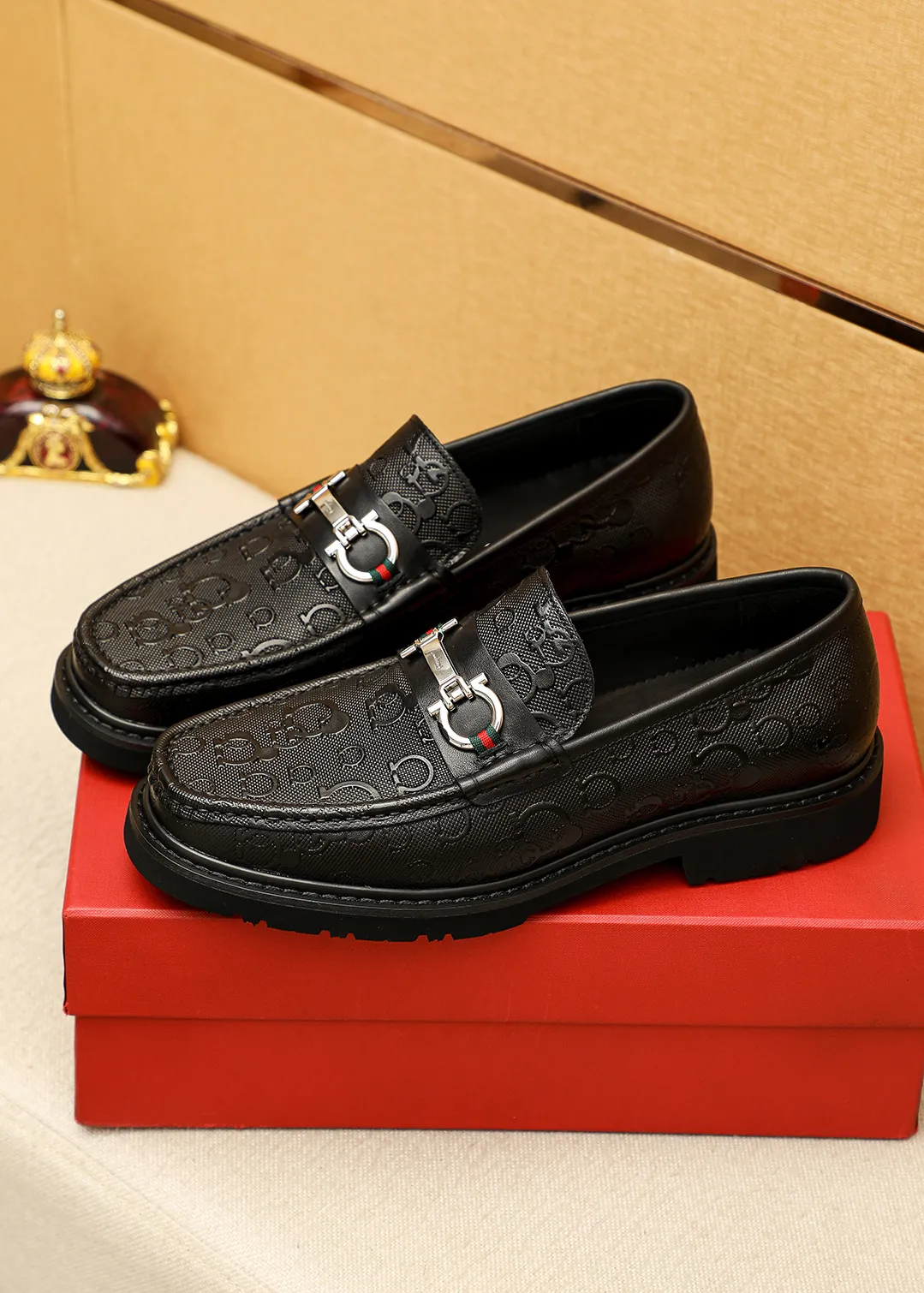 Men's shoes 💰520 💐 Product trademark: Ferragamo "Ferragamo" casual leather shoes Regular size: 38-44 (45.46🉑️customized) Product materials: Selected imported first-layer calfskin embossed upper + original hardware buckle, imported water-dyed cow leather lining. Strong three-dimensional visual effect, original outsole color: 1⃣️color optional